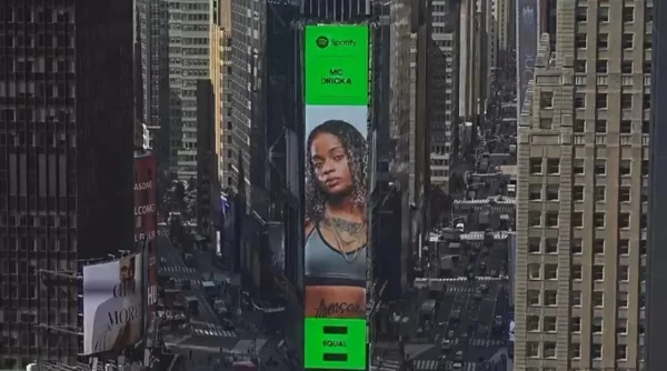 Mc Dricka, a Rainha dos Fluxos, coloca o funk em telão na Times Square