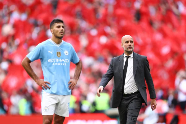 Foto colorida de Rodri e Guardiola, do Manchester City - Metrópoles