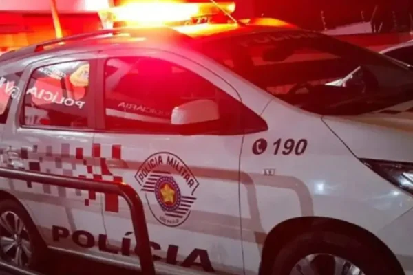 Viatura da PM de SP com giroflex ligado à noite - Metrópoles