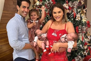 Bárbara Evans, o marido e os filhos posam juntos 