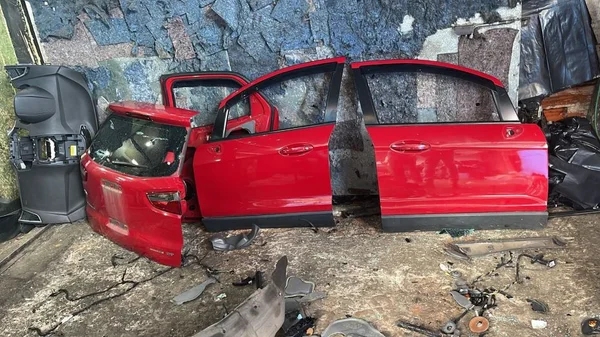 Polícia prende seis pessoas por venda de peças de automóveis roubados