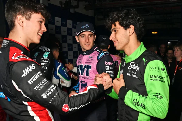 Foto colorida de Bortoleto, Bearman e Jack Doohan, pilotos da Fórmula 1 - Metrópoles