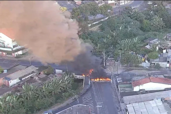 Imagem colorida de protesto em avenida de Guarulhos