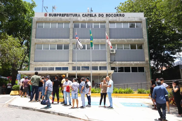 Imagem mostra pessoas em fila - Metrópoles