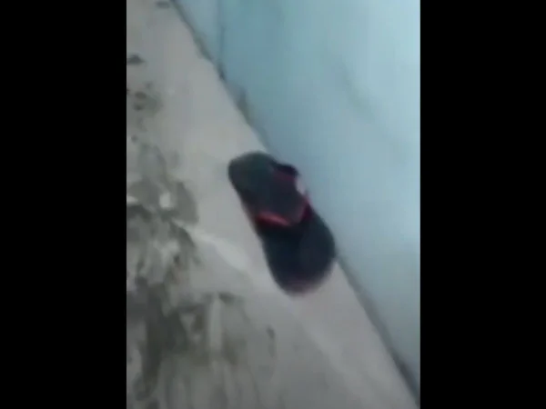 Imagem colorida mostra chinelo que seria de vítima de violência policial