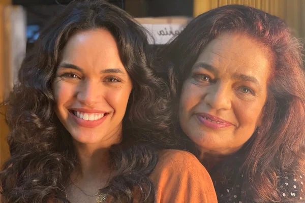 Giovana Cordeiro e Magali West em foto colorida. A semelhança entre elas impressiona - Metrópoles
