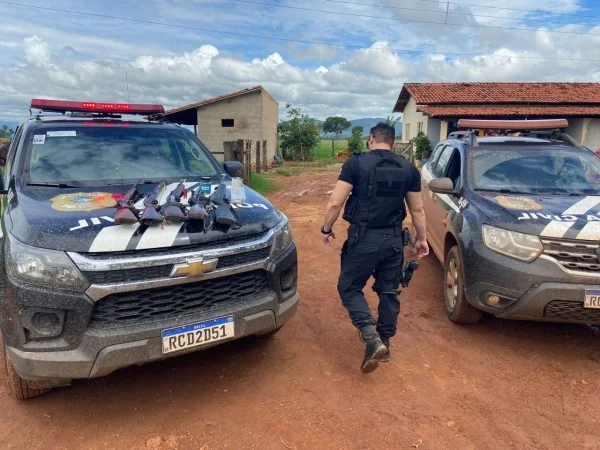 O casal de caseiros foi levado à delegacia para prestar esclarecimentos O casal de caseiros foi levado à delegacia para prestar esclarecimentos