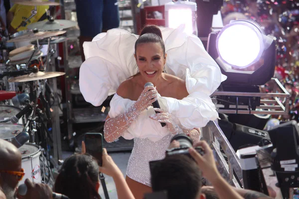 Foto colorida de Ivete Sangalo no Carnaval de Salvador - Metrópoles