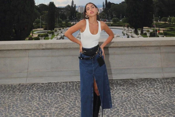 Na imagem com cor, uma mulher branca, posando para foto com acessórios - metrópoles