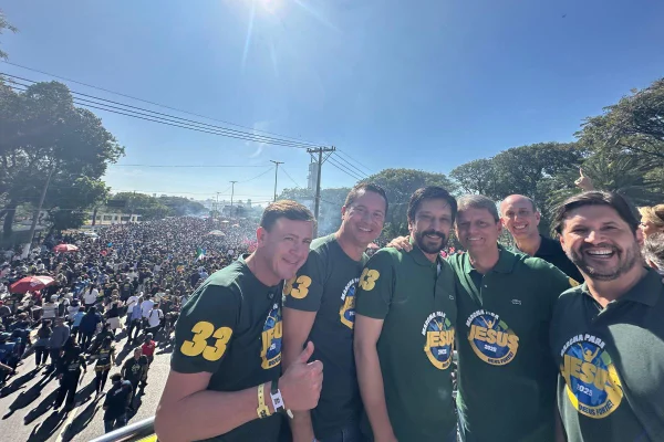 Tarcísio de Freitas e Ricardo Nunes em trio elétrico da Marcha Para Jesus 2025 - Metrópoles