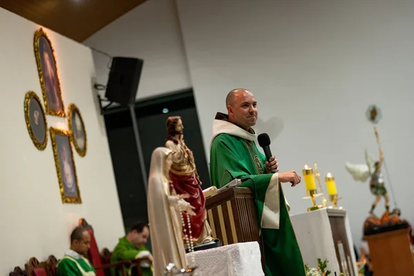 Padre indiciado pela PF sai em defesa de frei Gilson