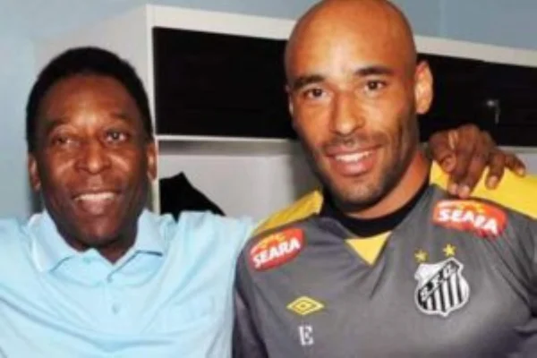 Imagem colorida de Edinho ao lado de Pelé. Metrópoles