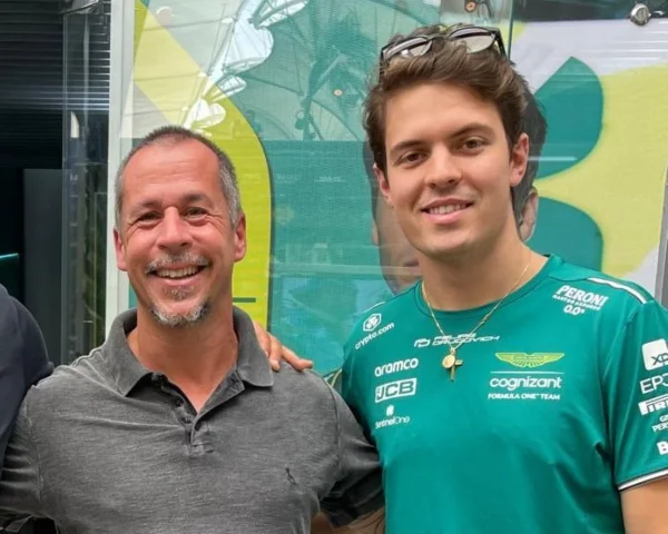 Foto colorida do psicólogo e treinador brasiliense Pedro Lôbo ao lado do piloto Felipe Drugovich - Metrópoles