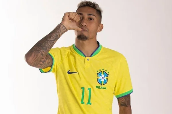 Esposa de Raphinha revela gravidez e conta que anúncio seria após gol - Metrópoles