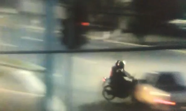 Moto em fuga bateu em carro e deixou criminosos no chão