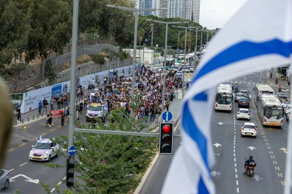 Imagem colorida mostra protestos pela libertação de reféns mantidos pelo Hamas - Metrópoles
