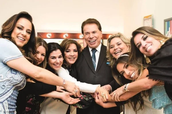 Silvio Santos causa polêmica ao espiar decote de Lívia Andrade