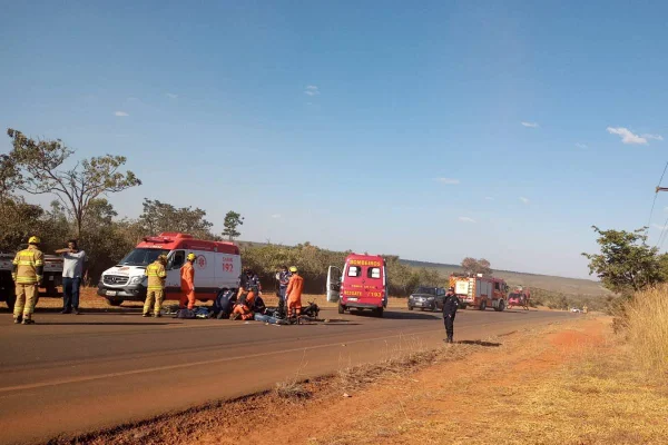 Motociclista tem múltiplas fraturas e morre após acidente com caminhão