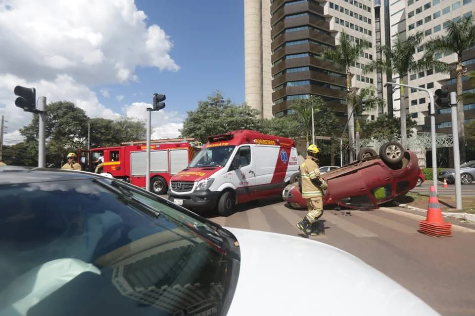 Veículo capota em cruzamento na W3 Norte, próximo ao Brasília Shopping - imagem 12 Veículo capota em cruzamento na W3 Norte, próximo ao Brasília Shopping - imagem 12