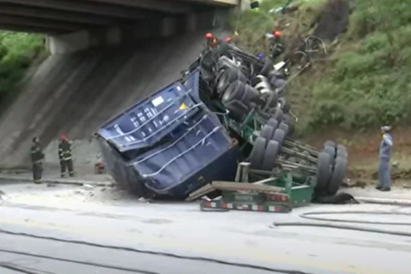 Imagem colorida de destroços de caminhão