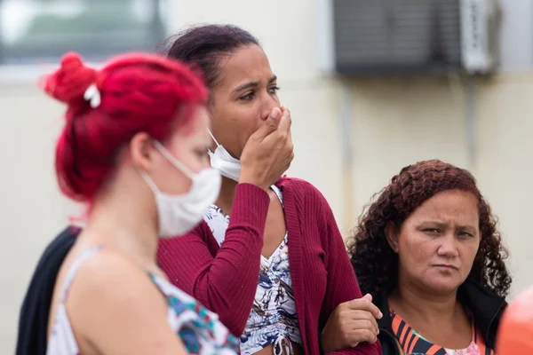 Ana Cláudia dos Santos (C) é mãe do menino Kevin Lucas, de 6 anos