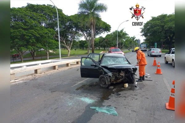 Imagem colorida de um acidente de carro que deixou feridos e bloqueou trânsito no Eixinho - Metrópoles