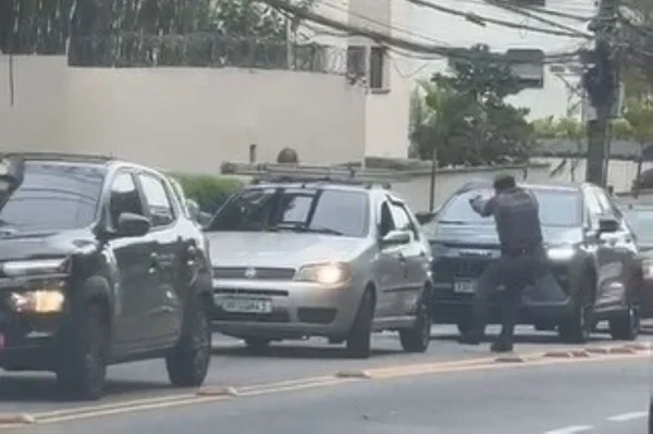 Dupla é alvejada por PMs após roubo em avenida na zona oeste