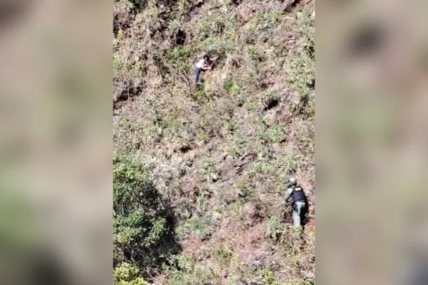 Imagens mostram mulher que sumiu em BH sendo resgatada em penhasco