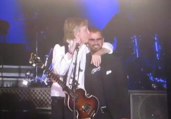 Vídeo: Ringo Starr sobe no palco, toca com Paul McCartney e emociona