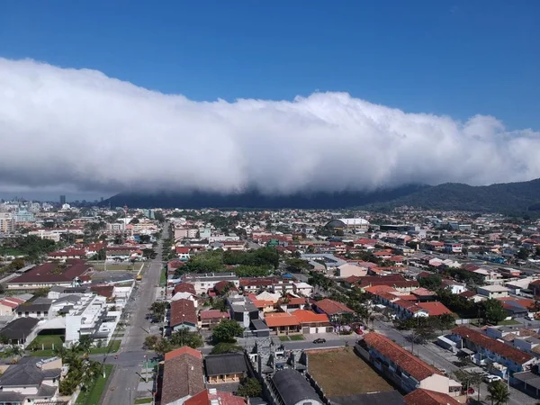 “Rua de Nuvens” se forma no Litoral de Santa Catarina e é vista no Paraná