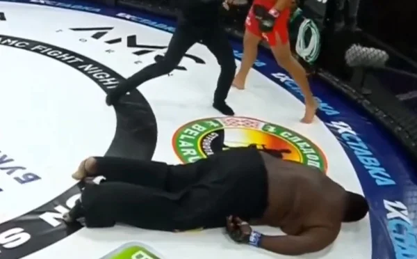 Campeão de tapa na cara, brasileiro “beija o chão” em luta de MMA