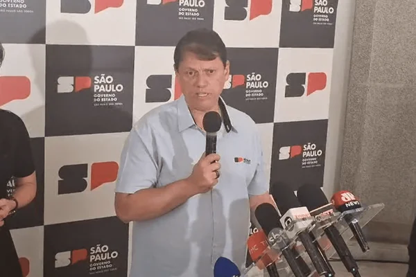 Imagem colorida do governador Tarcísio de Freitas falando sobre a greve dos estudantes da USP - Metrópoles
