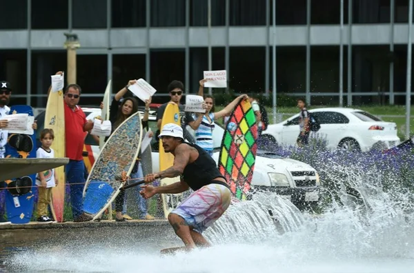 Esportistas protestam contra a poluição do Lago Paranoá