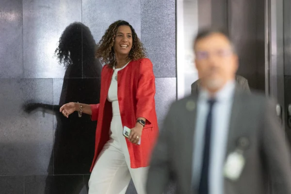 Mulher vestida de branco