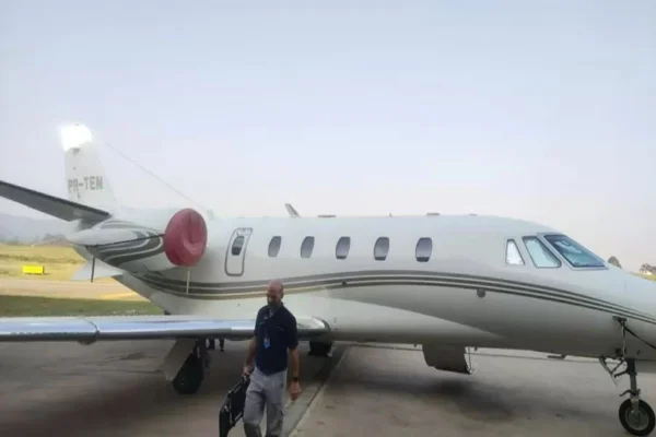 Imagem colorida de Avião apreendido estava no nome de empresa de Gusttavo Lima - Metrópoles