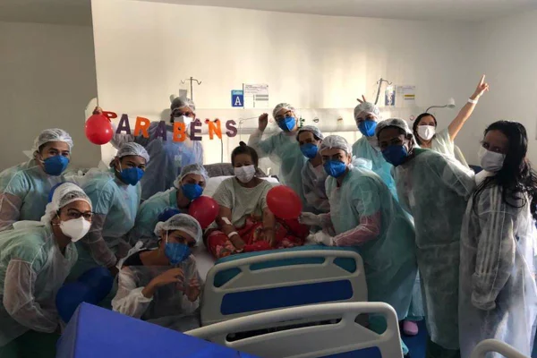 Alta de paciente com covid no dia do aniversário de 80, em goiás