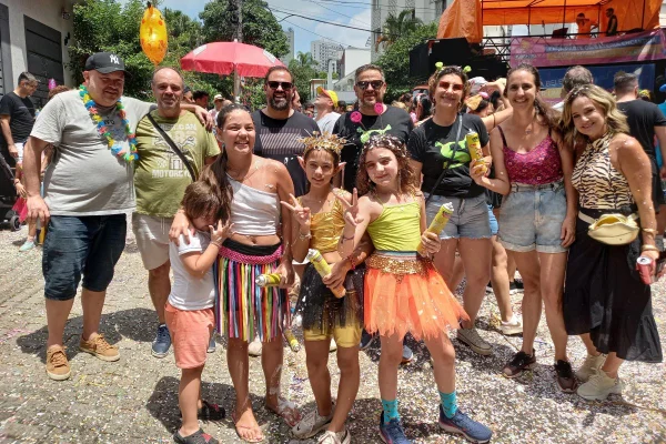 Foto colorida de adultos e crianças curtindo bloco de Carnaval em São Paulo - Metrópoles