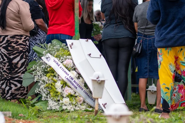Bebê morta em creche no DF é enterrada sob forte comoção e revolta