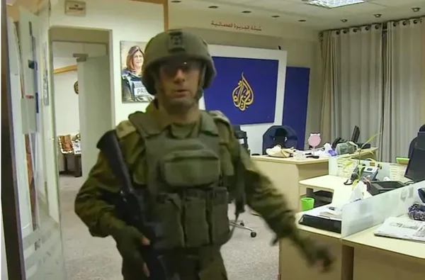 Imagem colorida de Militar israelense invade sede da Al Jazeera