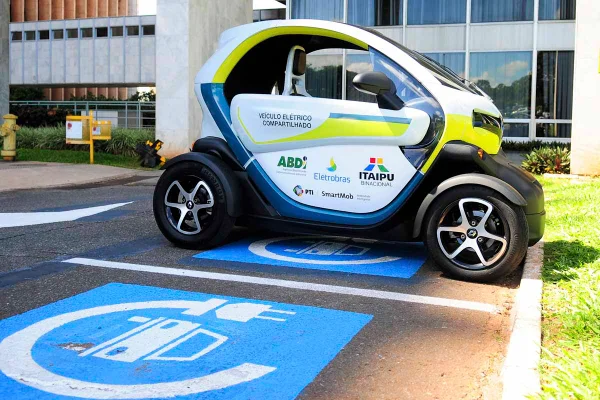 Carro elétrico estacionado