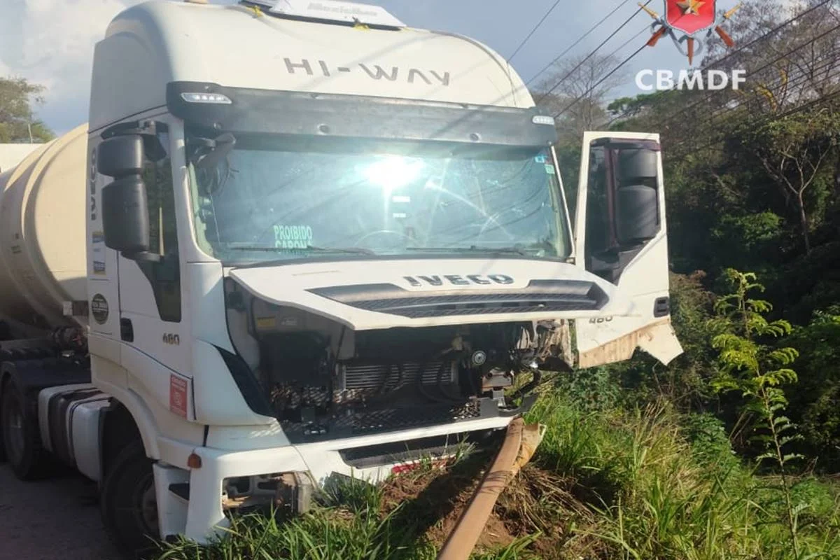 Motorista do caminhão não precisou ser encaminhado ao hospital Motorista do caminhão não precisou ser encaminhado ao hospital