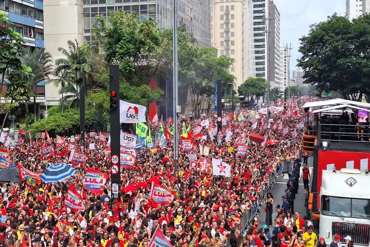 Apoiadores de Lula se reúnem na Avenida Paulista em último ato de campanha antes do segundo turno Apoiadores de Lula se reúnem na Avenida Paulista em último ato de campanha antes do segundo turno