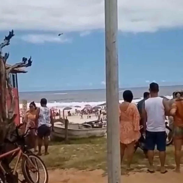 Um barco pesqueiro com três tripulante virou no mar na Praia da Itaúna, em Saquarema, Região dos Lagos do Rio de Janeiro