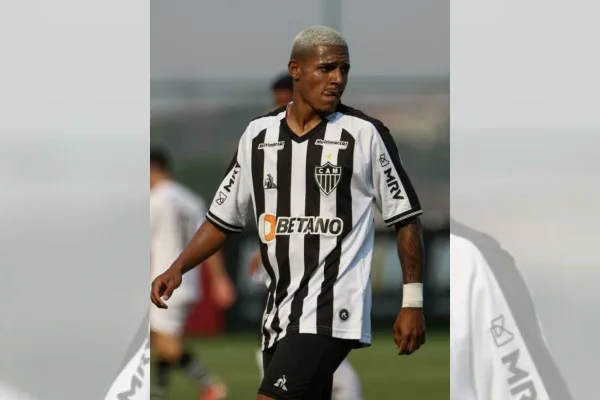 Galo rescinde com jogador após agressão contra namorada