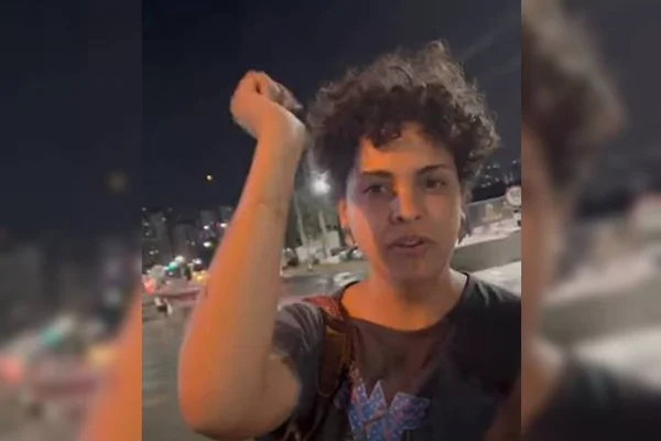 Mulher mostra braço sujo após ser alvo de ovada em Águas Claras