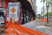 Passagem de pedestres ao lado de obra do calçadão