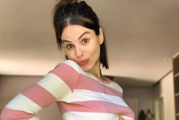 Sthefany Brito compartilha paranoia de grávida: “Peço para dar uma olhada”