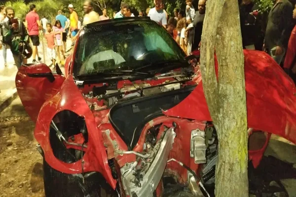 Imagem colorida, motorista de Porsche perde o controle e invade bosque- Metrópoles