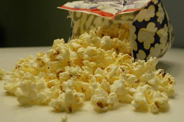 : Um saco recém-estourado de pipoca de micro-ondas está sobre uma mesa. Produtos usados para conservar saco de pipoca podem ter PFAS, um agente tóxico contaminante