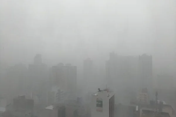 Inmet estende alerta de perigo para chuvas e ventos fortes no DF